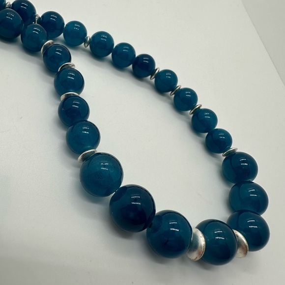 Vintage blue and silver tone glass beaded necklace - Picture 8 of 9